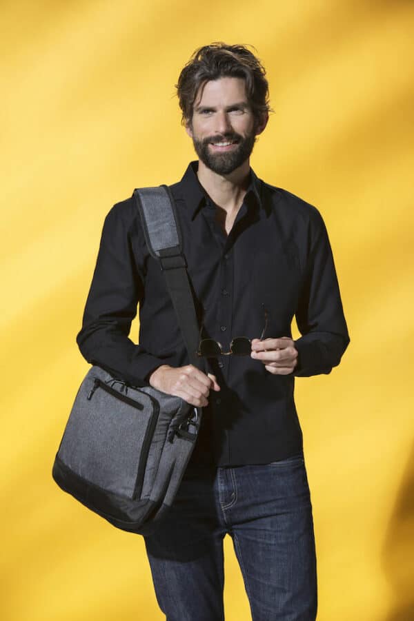 040221_027950_IMss18_LaptopBagClarkShirt 040221_027950_IMss18_LaptopBagClarkShirt